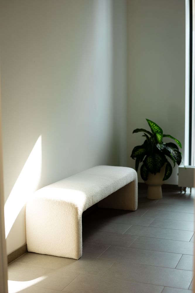 Sitzbank im Studio bei Tageslicht