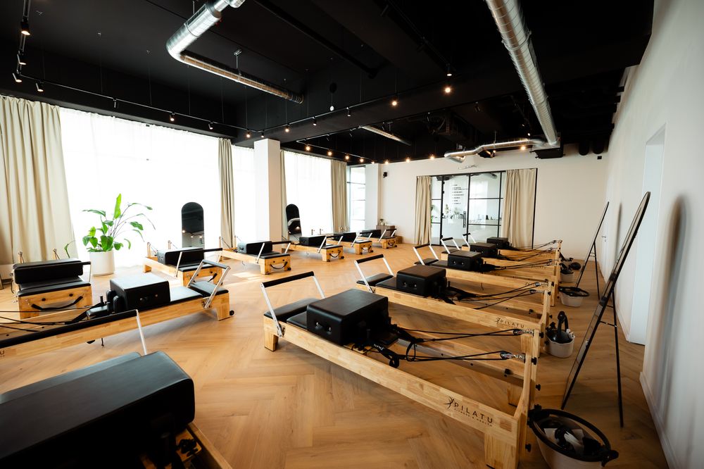 Reformer-Pilates-Studio mit mehreren Geräten